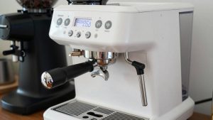 Top Coffee Makers With Grinder: Burr, Blade and Bean-to-Cup Compared